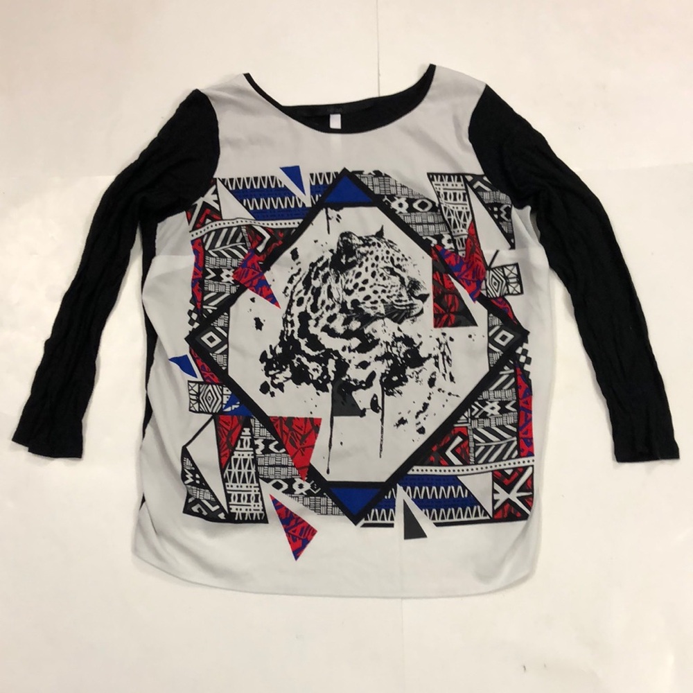 Kenzie M Top White Black Long Sleeve Leopard Graphic Red Blue green accent Great